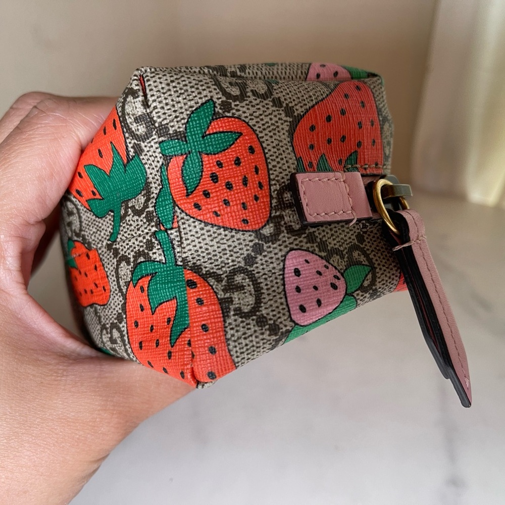 Gucci Strawberry 🍓 Pouch with GG Canvas - Picture 5 of 14